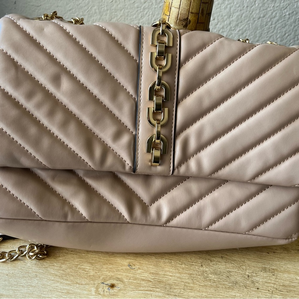 Chic Quilted Shoulder Bag with Gold Chain